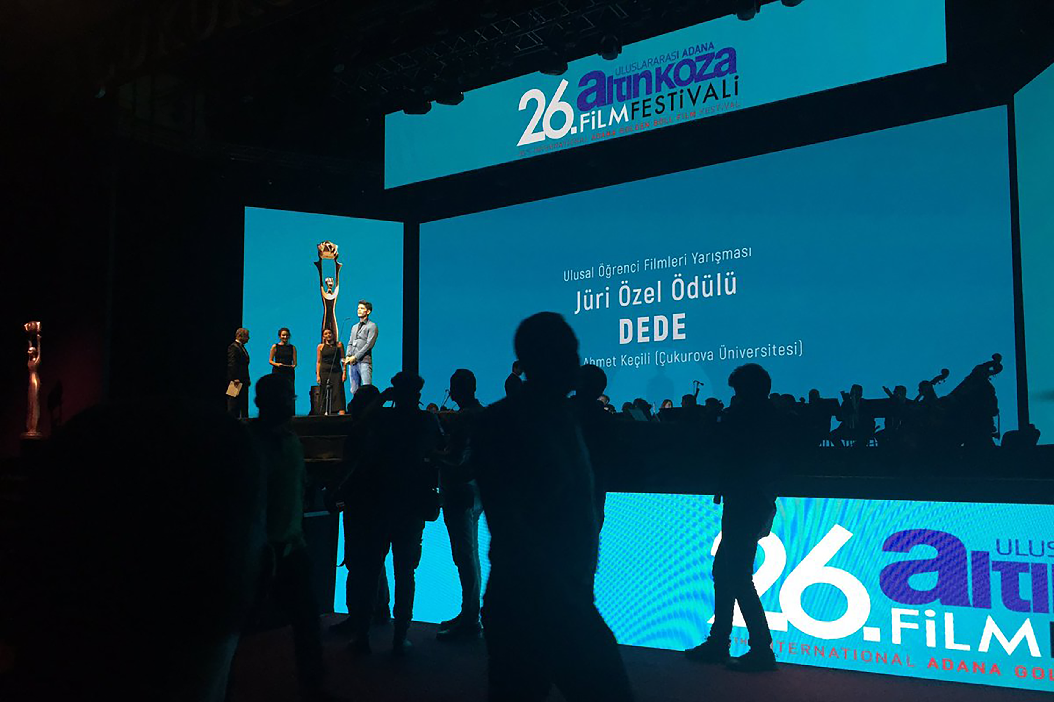 : Ahmet Keçili, “Dede” filmiyle kazandığı Jüri Özel Ödülü’nü alırken (2019)